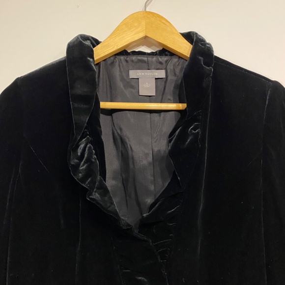 Ann Taylor Black Velvet Ruffle Dark Academia Blazer Jacket Size 4 - Picture 3 of 5